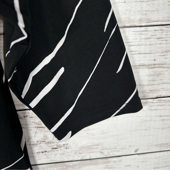 Alfani Black White Linear Swing Travel Easy-Care Top 1X - Picture 5 of 7